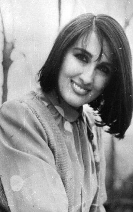 Yaknlarnn 'Kara kuru Nkhet Duru' diye takld Nkhet Duru, bu yaktrmaya her zaman gler yzyle karlk vermesini bilirdi (1977).