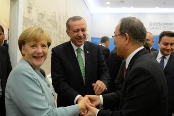 Babakan Erdoan, sabah saatlerinde Birlemi Milletler Genel Sekreteri Ban Ki-mun ile grt. Erdoan, bu grmenin ardndan Almanya Babakan Angela Merkel?le bir araya geldi.