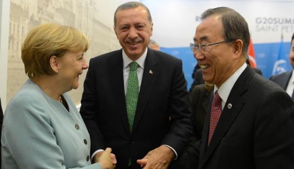 ki grme arasnda Babakan Erdoan, Merkel ve Ban Ki-Mun bir sre sohbet etti.   liderin sohbette olduka neeli olduu grld.