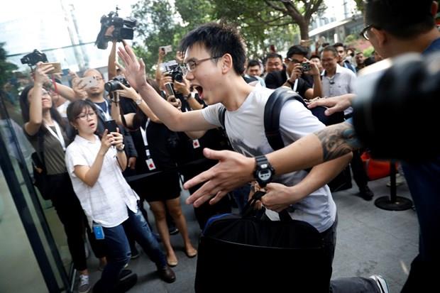 Uzun sre srada bekleyerek yeni iPhone'a sahip olan kullanclar sevin gsterileri yaparken, basn mensuplar da ve evredekiler de bu anlara tank oldu.