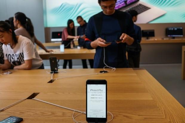 Avustralya, in, Japonya, Tayland ve Singapur gibi lkelerde bulunan Apple Store'lar, yeni iPhone modellerinin satn gerekletiriyor.