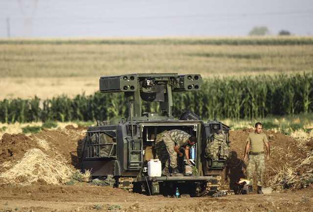 Geici komuta merkezinin kurulduu ve etrafnn jiletli tellerle evrildii tatbikat alannn evre gvenlii iin de askerler sk sk devriye geziyor.