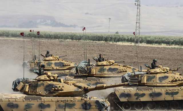 Tanklar, zrhl personel tayclar, ok namlulu roketatarn bulunduu zrhl aracn, tatbikat sahasnda manevra yaptklar grld.