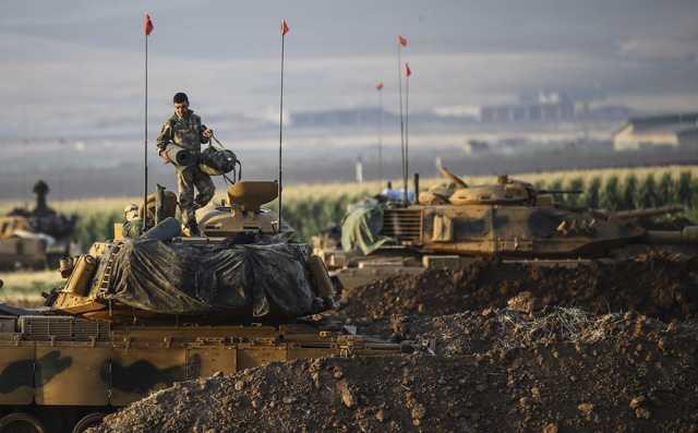 Askeri aralarn sevk edilmek zere vagonlarn zerinde bekleyii srerken, evrede de gvenlik nlemlerinin alnd grld.