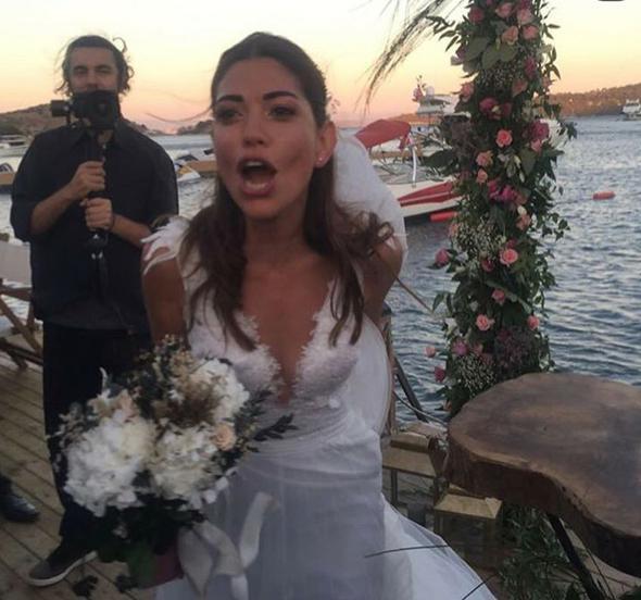 Yakn arkadalarnn ve aile dostlarnn katld trenle dnyevine giren mutlu ift renkli anlar sosyal medyadan paylat.