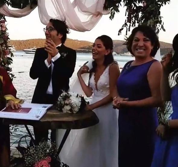 Nikah masasnda heyecann dans ederek atan Moray, objektiflere byle yansd.