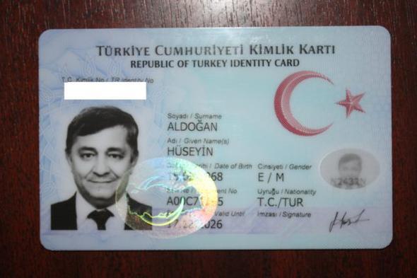 Kimlik kart nereye teslim edilir?  <p>  Kimlik kart yurt iinde kiinin bavuru srasnda bildirdii adrese, yurt dnda kimlik kart almak iin bavuran kiiler adna dzenlenen kimlik kartlar, Genel Mdrlk tarafndan, d temsilciliklerce ilgilisine teslim edilmek zere Dileri Bakanlna gnderilir.