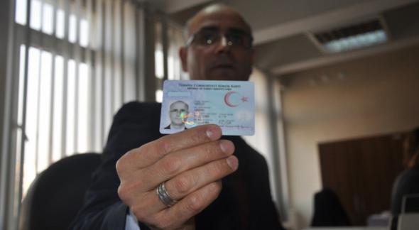 18 yandan byklerin kimlik kartlar kime teslim edilir?    <p>lgilinin bavuru srasnda kimlik kartn kendisi dnda alacak kiiyi yazl muvafakat ile belirlemesi halinde kimlik kart belirlenen kiiye teslim edilir.