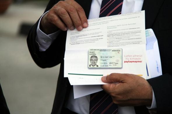 Kimlik kart teslim edilinceye kadar kimlii ispatlamaya yarayacak belge nasl kullanlr?    <p>Doum, kayp, mevcut kimlik kartnn geerlilik sresinin sona ermesi veya tahrifat sebebiyle kullanlamayacak durumda olmas nedeniyle yaplan kimlik kart bavurusunda yeni kart dzenleninceye kadar kiinin talebi hlinde, herhangi bir nfus mdrlnce kimliini ispata yarayacak geici kimlik belgesi dzenlenir.