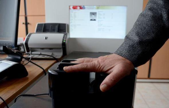 Kayp veya deitirme nedeniyle kimlik kart nasl dzenlenir?  <p>  Kimlik kartnn kaybolmas veya deitirilmesi durumunda sistemdeki fotoraf alt ay ncesine ait deil ise ilgiliden son alt ay ierisinde ekilmi bir adet fotoraf istenir ve biyometrik dorulamas yaplarak kimlik kart bavurusu alnr.