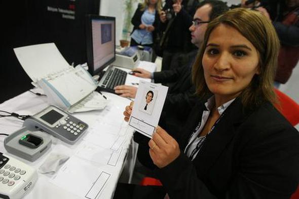 Doum nedeniyle kimlik kart nasl dzenlenir?<p>    Herhangi bir nfus mdrlne yaplan doum bildirimlerinde kimlik kart bavurusu alnr ve ocuk adna doum nedeniyle kimlik kart dzenlenir. Yurt iinde 30 gn, yurt dnda 60 gn iinde bildirilen doum olaylarnda veya 2828 sayl Kanunun yetkili kld kurulu yetkililerince yaplan doum bildirimleri sonucu dzenlenen kimlik kartlarndan deerli kt bedeli alnmaz.