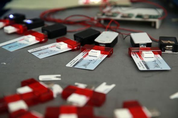 18 yandan kklerin kimlik kartlar kimlere teslim edilir?    <p>Biyometrik verisi alnmayacak ocuklarn kimlik kartlar; ana, baba ya da vasileri, bunlarn bulunmamas hlinde byk ana, byk baba veya ergin kardeleri ya da ocuklar yanlarnda bulunduranlar veya vekletname ibraz eden kiiler tarafndan teslim alnr. Evlilik birliinin mahkeme karar ile son bulmas hlinde ocuklarn kimlik kart veli, vasi veya Kanunun 17 nci maddesinde bildirimle ykml klnan kiilere teslim edilir.