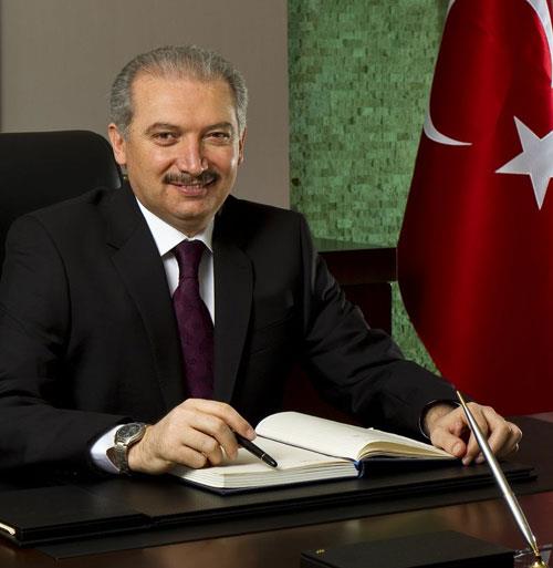 1966 ylnda Antalya/Alanya&#8217;da doan Mevlt Uysal, ilk ve orta renimini memleketinde tamamladktan sonra, 1988 ylnda stanbul niversitesi Hukuk Fakltesi&#8217;nden mezun oldu.