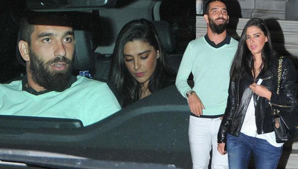 Arda Turan&#8217;la Aslhan Doan&#8217;n neden ayrld ise henz bilinmiyor. Arda&#8217;nn gece yars aklad olay sonras ifte yakn kaynaklardan henz resmi bir aklama gelmedi.