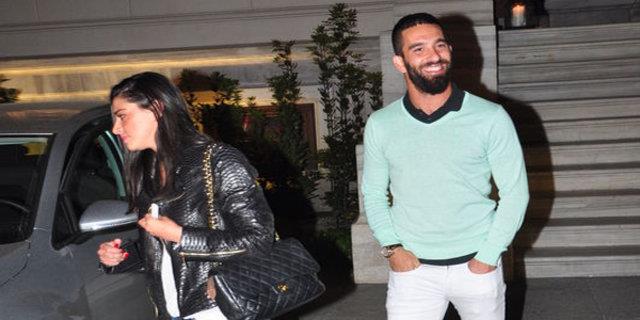 Arda Turan&#8217;la Aslhan Doan 2 ay nce tekrar barmt. Arda&#8217;nn bu srede ad Ebru all, Yamur nal ve &#8216;Ksmetse Olur' yarmacs Cansel rdk&#8217;le anlmt.