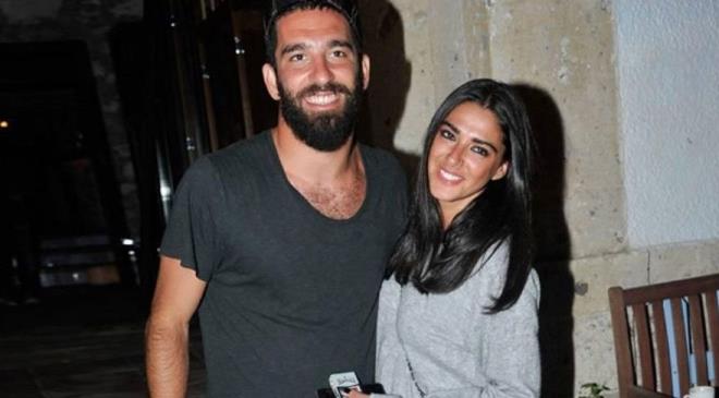 Arda Turan Aslhan Doan ak sona erdi. Bir sredir frtnal bir iliki yaayan Arda Turan Aslhan Doan ikilisi resmen ayrld