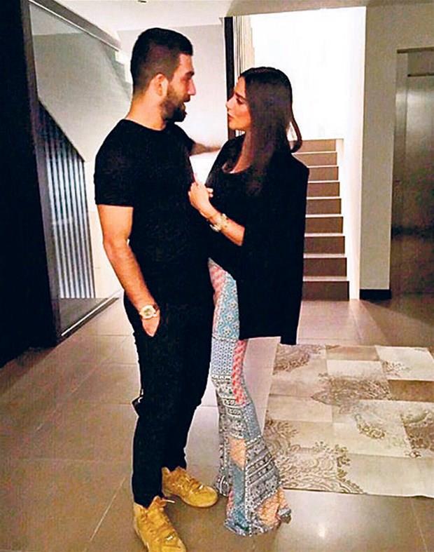 Arda Turan&#8217;n Aslhan Doan ile uzun bir birliktelii olmutu. Hatta ifte evlenecekler gzyle baklyordu&#8230; Ancak beraberliklerini bitirme karar aldlar ve sonrasnda Aslhan Doan sosyal medya hesabn da uzun bir sre kapatt.