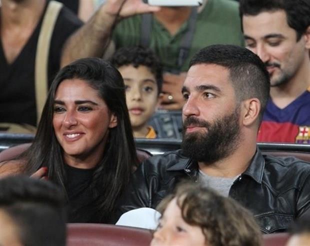 Milli futbolcu Arda Turan, uzun bir sredir birlikte olmasna ramen birok kez ayrld kz arkada Aslhan Doan&#8217;dan yine ayrld. Peki Arda Turan, Aslhan Doan&#8217;dan neden ayrld?