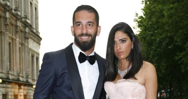 Arda Turan, Aslhan Doan&#8217;la ayrl sonras resmi Instagram hesabndan &#8216;Aslhan Doan&#8217;la ilikimizi sayg erevesinde sonlandrdk. Bundan sonraki hayatnda kendisine salk ve mutluluk diliyorum. Kararmza gstereceiniz hassasiyet iin imdiden teekkr ederim&#8230;&#8217; aklamasn yapt.