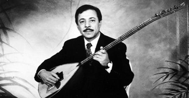 LK PLAK 1957'DE  <br>  Neet Erta, Krehir'den sonra iki yl da Krkkale'de bulunduktan sonra 1957 ylnn sonunda stanbul'a gelerekilk plan 'Neden Garip Garip tersin Blbl' ad ile babas Muharrem Erta'a ait bir trkyle kard. Halk tarafndan ok beenilen bu pla ardndan dier plak, kaset ve halk konserleri devam etti. ki yl stanbul'da altktan sonra Erta Ankara'ya yerleti ve sahne hayatna burada devam etti.