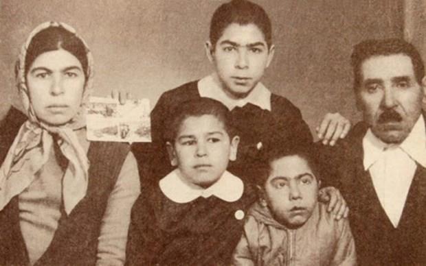 OCUKLUU<br>    Neet Erta 1938 ylnda Krehir'de dnyaya geldi. Babas balama ustas Muharrem Erta, annesi Dne Erta'tr. Sekiz yana kadar doduu ky olan Krtllar Ky'nde yaam, sonrasnda ailesi ile birlikte bikli Ky'ne yerleti. 12 yandayken annesi Dne'yi kaybetti. Babas Muharrem Erta, Yozgat'n Krksoku Kynden Arzu isminde bir kadnla evlenince bir sre bu kyde yaadktan sonra Yozgat'n Yerky ilesine yerleti.