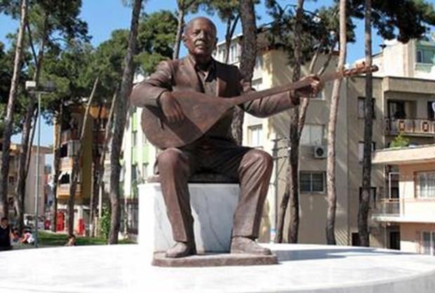 HEYKEL DKLD    <br>Neet Erta&#8217;n ad Krehir'deki caddelerde, okullarda yer alr. Babas Muharrem Erta&#8217;la birlikte bir de ant bulunuyor. Dnyada robot heykeli yaplm ilk saz sanatsdr. Android heykeli dnyaca nl heykel sanats Adil elik tarafndan yaplarak Krehir Neet Erta Gnl Sultanlar Kltr Evi'nde yerini ald.