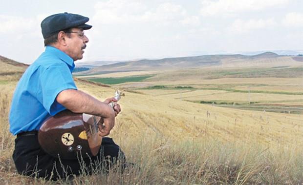 EVLLK YILLARI  <br>  1962'de zmir Narldere'de askerliini yapt. Askerliini yaptktan sonra Ankara'da alt gazinoda Leyla isminde bir kzla tant ve evlendi. Babas Muharrem Erta, Neet'in bu evliliine kar kt. Bu olay sonras Neet Erta ve Muharrem Erta bir sre konumad. Neet Erta ve Leyla Erta'n bu evlilikten Dne ile Canan adnda iki kz ve Hseyin adnda bir erkek ocuklar oldu. kili, yedi yl evli kaldktan sonra 1970'lerin balarnda ayrld. Erta, 'Yazm Ka evirdin' arksn bu ayrlk sonras Leyla'ya yazd.