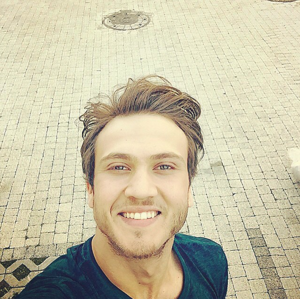 Beikta Anadolu Lisesi&#8217;nden mezun olduktan sonra stanbul Teknik niversitesi&#8217;nde uak mhendislii okumaktayken oyunculuk yapmaya baladndan okulunu dondurdu.