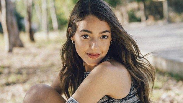 Dilan iek Deniz, 28 ubat 1995 tarihinde Sivas'ta dodu. 22 yandaki oyuncu, Lise eitimi esnasnda 3 yl boyunca tiyatro eitimi ald ve 17 yandayken katld Liseleraras Tiyatro Yarmas'nda oyunculuk dl ald.