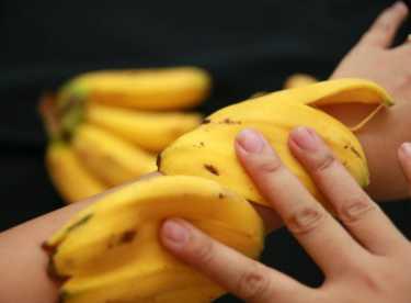 - Muz kabuuna eker srp vcudunuza srdnzde peeling etkisi yapar. Ayrca bcek sr, alerji gibi durumlarda da muz kabuundan faydalanabilirsiniz. Ayrca muz kabuunun d ksm ile ayakkabnz cilalayabilirsiniz