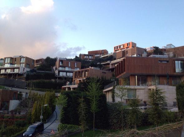 Posta'dan Mge Dastanl'nn haberinegre; Engin Altan Dzyatan, ubuklu&#8217;da oturduklar 3 katl lks villay 10 milyon TL&#8217;ye alm. Tapusunu da ei Nesliah Alkolar&#8217;n zerine yapm. Yaknlarna &#8220;Bu ev eim ve olumuz Emir&#8217;in hakk&#8221; diyormu.