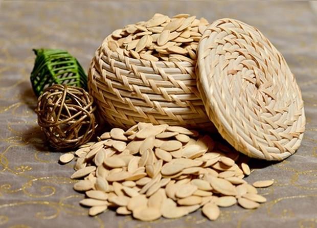 Kabak ekirdei: Kabak ekirdei, magnezyumun lezzetli ve besleyici bir kaynadr. 1 su barda kabak ekirdei gnlk magnezyum ihtiyacnn %50&#8217;sini karlar. Kabak ekirdei tohumlar 100 gram bana 262 mg'lk kuyruklu bir tohum ierir. nceden paketlenmi balkaba tohumlar satn alabileceiniz gibi balkabann kendisinden de elde edebilirsiniz. Sadece tohumlar dar karn, ykayn ve sonra frn iinde tarn ve tuz ile istediiniz seviyede kzartn. Tohumlarnz hazr olduktan sonra onlar toz haline getirerek tatllarnza ve yemeklerinize ekleyebilirsiniz.