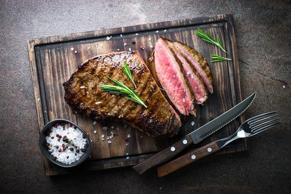 Krmz et<p>  Krmz et yksek oranda ya ierir. Bu nedenle tkettiinizde size kendinizi bitkin hissettirir. nk vcudun krmz etle alnan ya yakmak iin fazla enerjiye ihtiyac vardr ve yalnzca bu ie odaklanr. Bu nedenle yorgun hissetmemek iin krmz et yerine balk tketebilirsiniz. nk balk omega 3 gibi salkl yalar ierir ve bu da enerjinizi ykseltmeye yardmc olur.