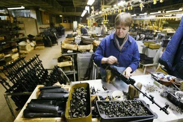 Ancak Kalanikof'un n, Sovyetler Birlii snrlarn at. Dnyadaki birok gerilla grubu zellikle Kalanikof'u tercih etti.