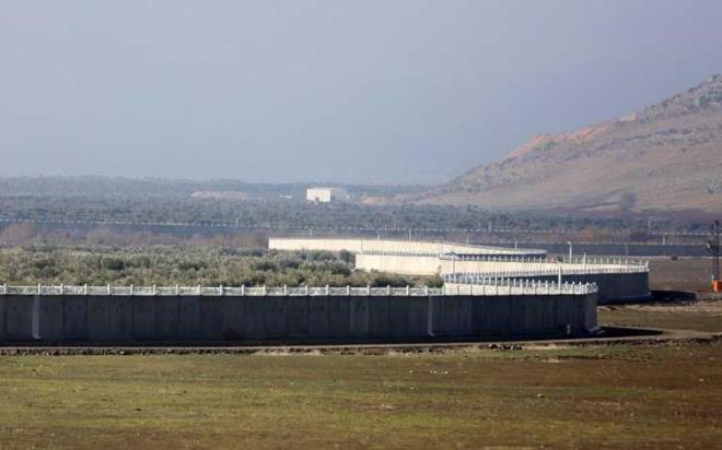 Hatay'dan rnak'a kadar uzanan Suriye snrna rlen 911 kilometrelik duvarnok byk blm tamamlanrken geriye kalan ksmnn da eyll sonunda bitirilmesi hedefleniyor. Proje tamamlandnda 911 kilometrelik Suriye snr tamamen beton duvarla kaplanacak.