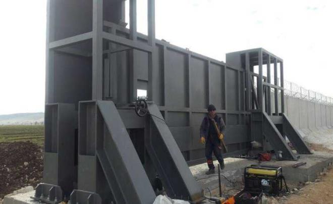 Trkiye - Suriye snr hattnda fiziksel engel oluturmas amacyla balatlan Acil Snr Fiziki Gvenlik Sistemi Projesinde almalar devam ediyor.