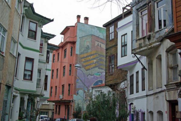 <p><b>KUZGUNCUK</b></p>    Boazn Anadolu kysnda skdar-Beylerbeyi arasndadr.Bizans dnemindeki ismi Khrysokeramos dur.(Bizans mparatoru ustinios tarafndan yaptrlan yaldzl kiremitleri ile nl kilisenin addr.) Fatih Sultan Mehmet dneminde buraya yerleen Kuzgun Baba adl bir erenden dolay bu isimle anld sanlmaktadr.