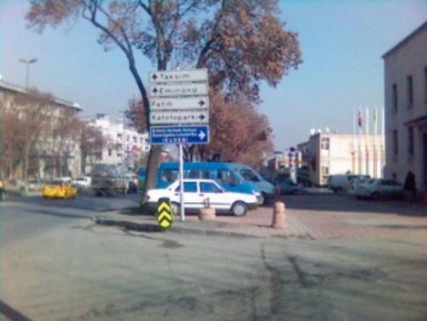 <p><b>VEFA</b></p>    Avrupa yakasnda,Sarahane-Sleymaniye-ehzadaba arasndadr. II.Beyazt dneminin mutasavvf ve ulemalarndan eyh Vefa efendi (Mslihiddin Mustafa) nn burada yaptrd klliye dolaysyla semt Vefa adyla anlmaya balanmtr.