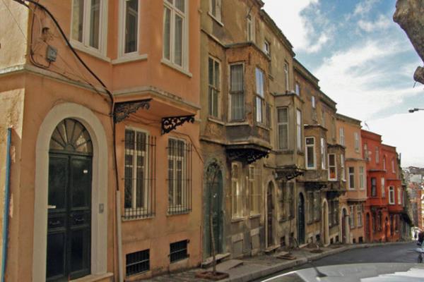 1- Osmanbeyde alan Osmanl bankas o zamanki ad Hamam olan Pangaltya yaknd ve semt bu bankadan dolay Banka alt olarak anlmaya baland,isim zamanla Pangaltya dnt.