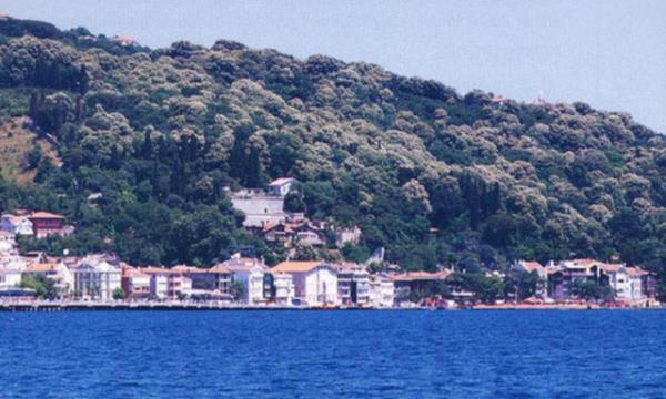 <p><b>SARIYER</b></p>    Avrupa yakasnda,Yenimahalle-Anadolukava-Kilyos arasnda,boaz Kysndadr.smi hakknda eitli sylentiler vardr.Vaktiyle buradayaayan SarBaba isimli bir derviten geldii anlatld gibi,yrenin topraklarnn sar olduu in bu ismin yaktrld da sylenmektedir.