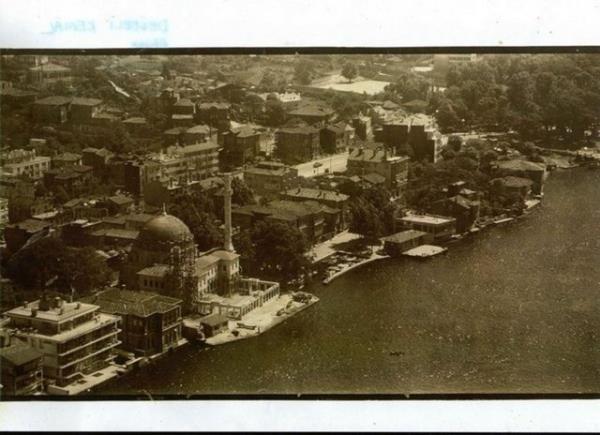 <p><b>BEYLERBEY</b></p>    Boazn Anadolu kysnda, Kuzguncuk-engelky arasndadr. Eski bir yerleim yeridir .Bugnk Beylerbeyi Saray'nn bulunduu yerde III.Murat dnemi Beylerbeylerinden Mehmet Paa'nn yals bulunduundan semtin ismi Beylerbeyi olarak benimsenmitir...