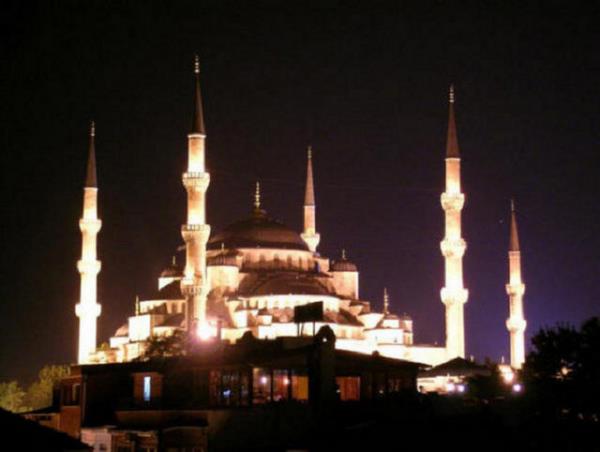 <p><b>FATH</b></p>    Avrupa yakasnda,Unkapan-Aksaray-Sarahane-Edirnekap arasndadr. smini Fevzipaa caddesi zerinde bulunan Fatih klliyesinden almtr.( Cami , Fatih Sultan Mehmet in trbesi,Daruifa,Medreseler,Tabhane,maret,Kervansaray,Sbyan mektebi,Ktphane,Hamam,Saralar arsnn bulunduu klliye ok geni bir alan kaplamaktadr. )