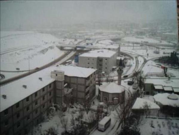 <p><b>MERDVENKY</b></p>    Anadolu yakasnda,bugn E 5 karayolunun zerinde bulunan Gztepe kprs evresidir.stanbulun fethinden sonraki yllarda yrede oturan halkn ou nun alevi ve bektai olduu bilinmektedir.Bu kyde yaayanlar evreleri tarafndan mert,iman sahibi olarak tannyorlard,kye de Merd-i man ky adn vermilerdi isim zamanla Merdivenky e dnmtr.