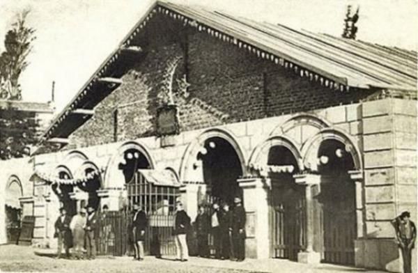 4-Semtte ounlukla Rum,ERmeni ve talyan Katolikler oturmaktayd. zellikle talyan Levantenler semtte bolca bulunan frnlar alitiryordu.talyanca Pani (ekmek) , Caldi (scak) kelimelerinin birleimi Panicaldi zamanla Pangalt'ya dnmtr.