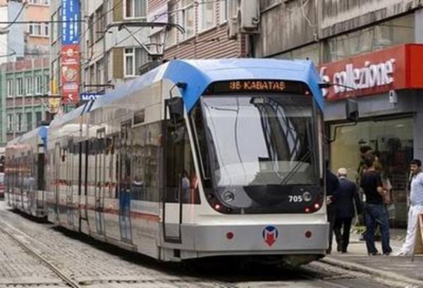 <p><b>DUDULLU</b></p>    Anadolu yakasnda,ile yolu zerinde,skdar merkezine 18 km. uzaklktadr.Fatih Sultan Mehmet stanbul un fethi srasnda Duduolu airetine yaptk-lar hizmetlerden dolay kk bir ky olan yerleim ve evresini hediye etmitir.Zamanla Duduolu aireti buradan gm olmasna ramen yrenin ad Dudulu olarak benimsenmitir...