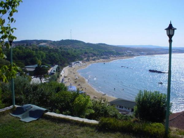 <p><b>KLYOS</b></p>    Avrupa yakasnda,Demirciky-Uskumruky-Gmdere arasnda,Karadeniz kysndadr.sminin Rumca kum anlamndaki Kilya szcnden geldii sylendii gibi,gzel geit/boaz anlamndaki Killa szcnden trediide sylenmektedir. isim zamanla Kilyos eklini almtr.