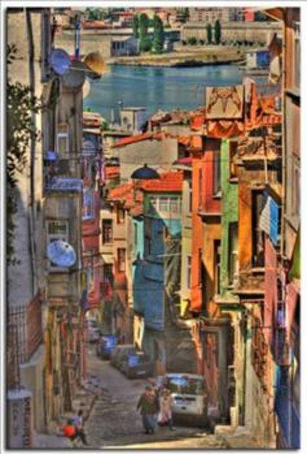 nce stanbul'un Hali kysndaki kaplarndan birine verilen ad, sonra btn semtin ad oldu.