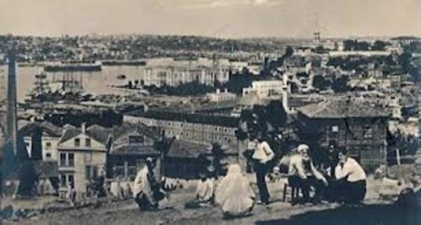 Sultann kkn yaplmas talimatn verirken, Kavak boylu aynalara yakr bir kasr isterim . demesiyle bu kasr Aynalkavak ismiyle anlmaya balanmtr.