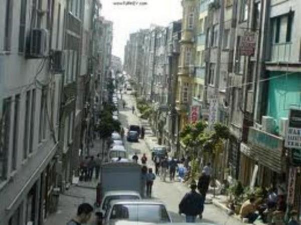 <p><b>KURTULU</b></p>    Avrupa yakasnda,Pangalt-Dolapdere-Feriky-Elmada arasndadr. Semtin bilinen en eski ad Ayios Dimitrios tur.Daha sonralar semtte bulunan at ahrlarndan dolay Tatavla ismiyle anlmaya baland.Kanuni sultan Sleyman dnemindeki deniz fetihlerinde Akdeniz adalarndan esir alnan,Mslman olmayan sanatkarlar bu semtte iskan edildi.XVIII .yy.sonlarna doru halknn ou rum ve italyanlardan oluuyordu. Dnemin Osmanl ynetimi buraya kstl bir zerklik vermiti. Semt 12 kiilik bir ihtiyar heyeti ile1030 haneden seilen 53 temsilci tarafndan idare ediliyordu.Bu dzen Cumhuriyetin ilanndan sonra kaldrld ve yre halk olay bu ynetimden kurtulu olarak benimsediinden semte Kurtulu ad verildi.