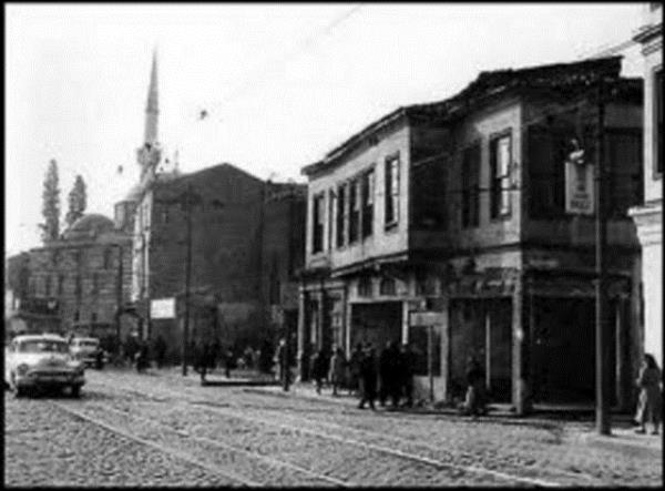 <p><b>BEKTA</b></p>    Avrupa yakasnda, Boaz kysnda, Ortaky-Dolmabahe arasndadr. Tarihte bilinen ilk ad asonion'dur. Sonralar Sergion, Daphne, Diplokinion gibi isimlerle anld. Bugnk adiin iki ayr sylenti vardr. I- Barbaros Hayrettin Paa gemilerin balanmas iin sahile be byk ta diktirmi ve bu talardan dolay yreye Beta denilmeye balanm, isim zamanla Beikta a dnmtr. II? Bizans dneminde bu gnk iskele meydanna dikilen Diplokinion stununun beik eklinde olmas sebebiyle yreye Beikta denmi, zamanla isim Beikta olarak deimitir...